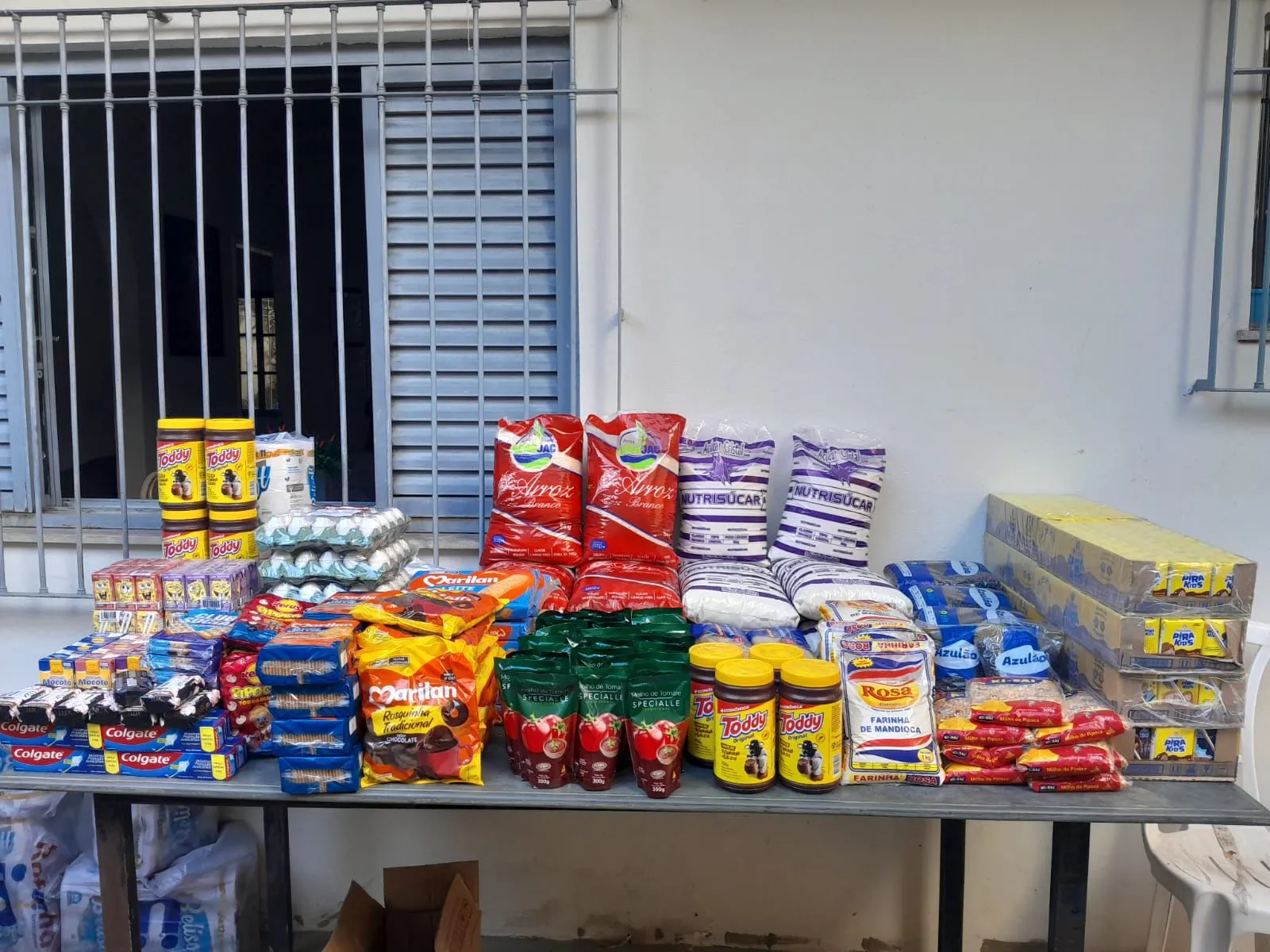 Alimentos e itens arrecadados para as famílias assistidas
