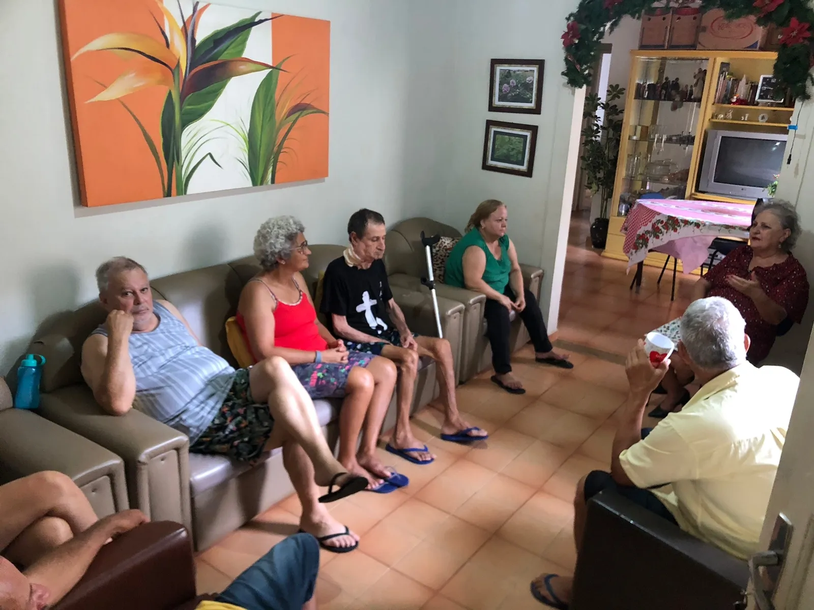 Roda de conversa com assistidos na sala da casa de apoio